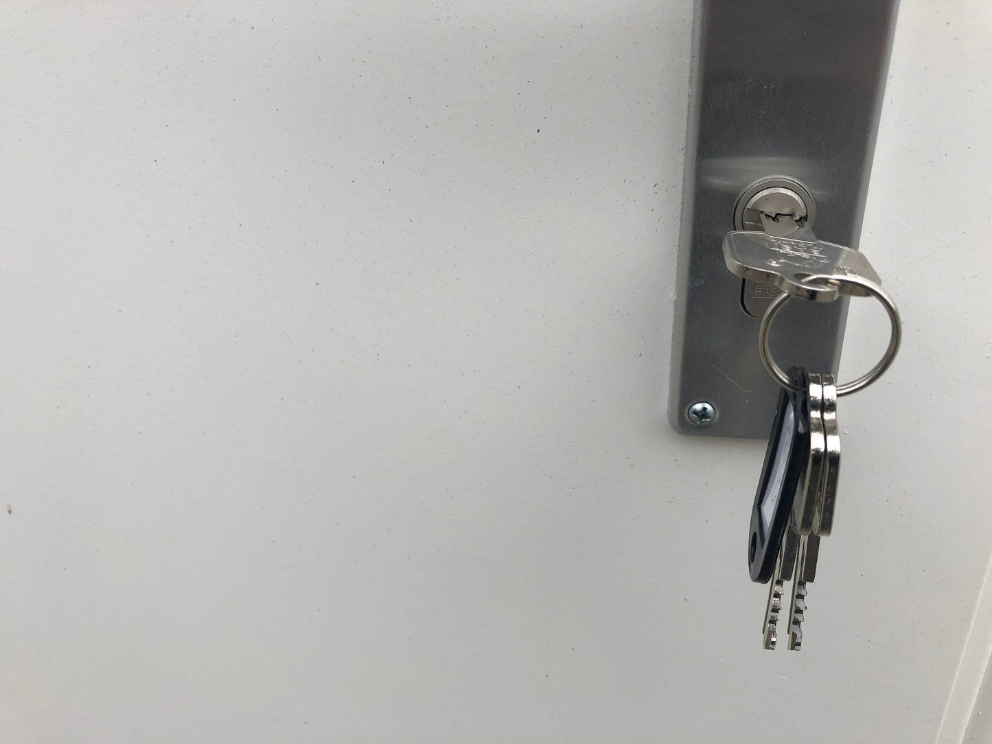 CONTENEDOR DE OFICINA 6 X 3 M CON DOS VENTANAS LATÉRALES