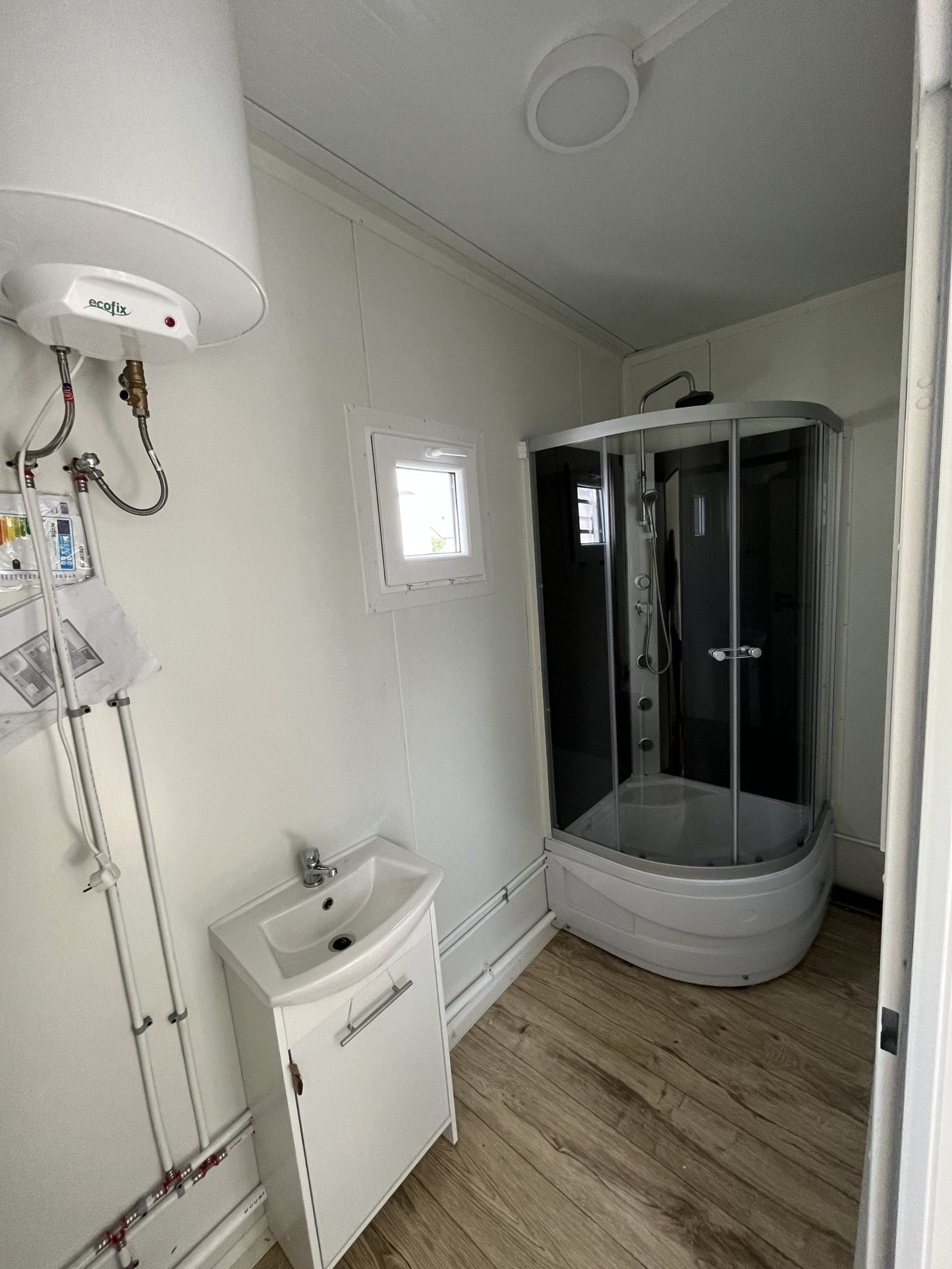 CONTENEDOR SANITARIO-2 URINARIOS-2 INODOROS-2 LAVABOS-DUCHA CON CALDERA (4X3X2,9M)