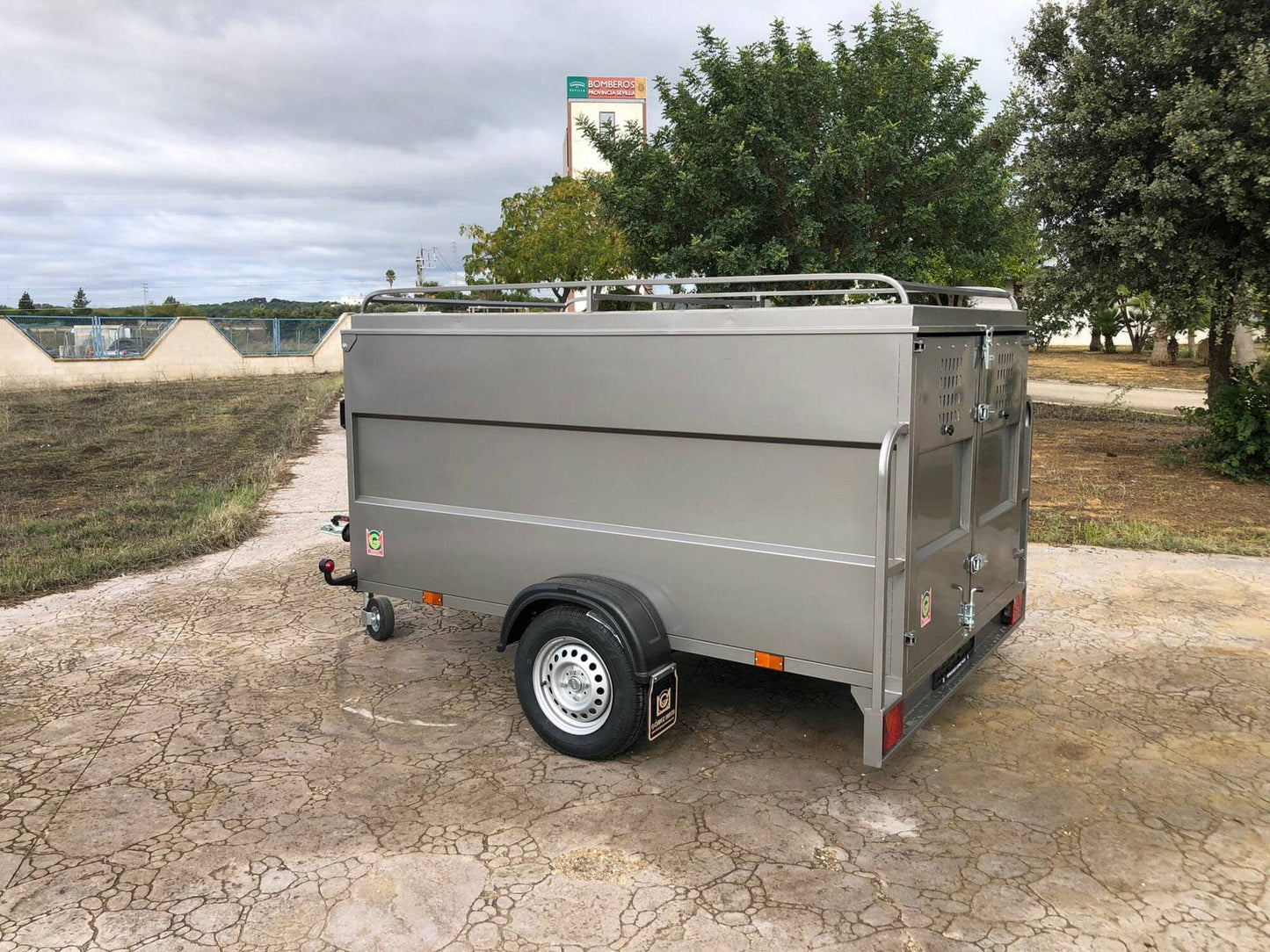 Remolque CAJA CERRADA 1 EJE CON RESPIRADEROS.