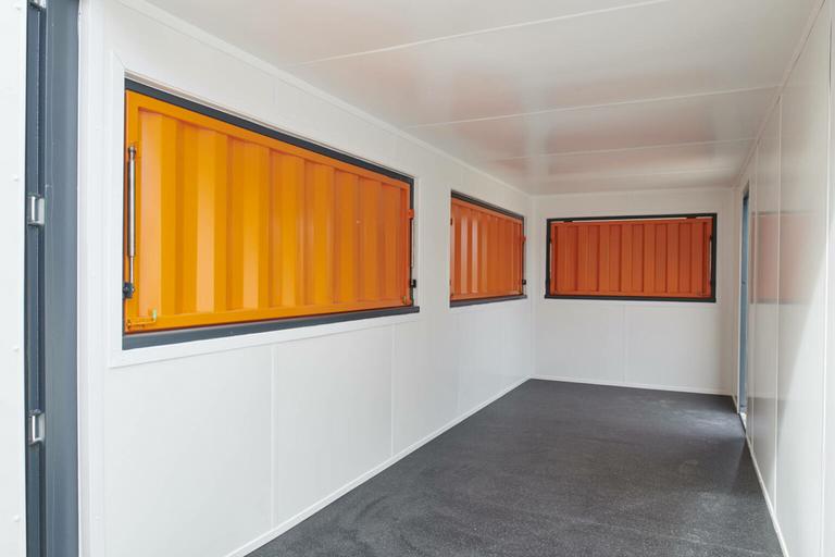 Contenedor marítimo transformado en cafetería/bar/snack