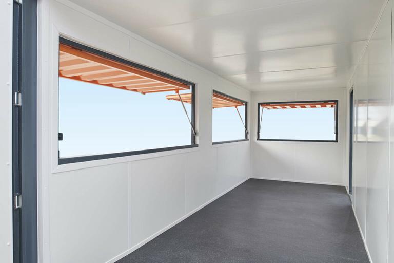 Contenedor marítimo transformado en cafetería/bar/snack