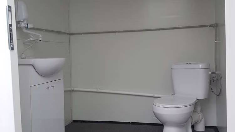 REMOLQUE SANITARIO CON DOBLE ASEO