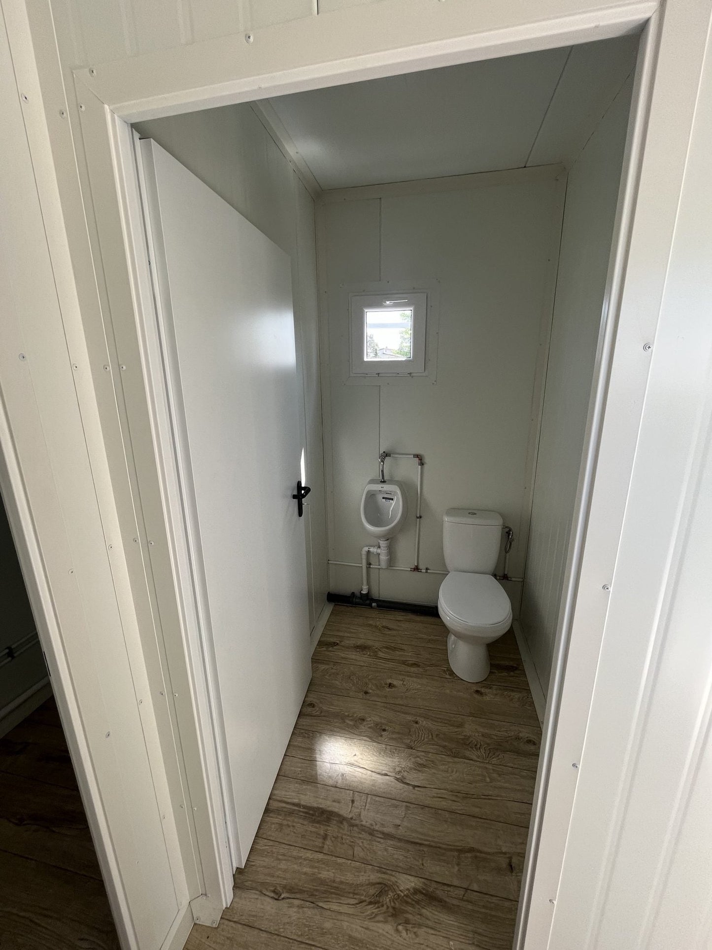 CONTENEDOR SANITARIO-2 URINARIOS-2 INODOROS-2 LAVABOS-DUCHA CON CALDERA (4X3X2,9M)