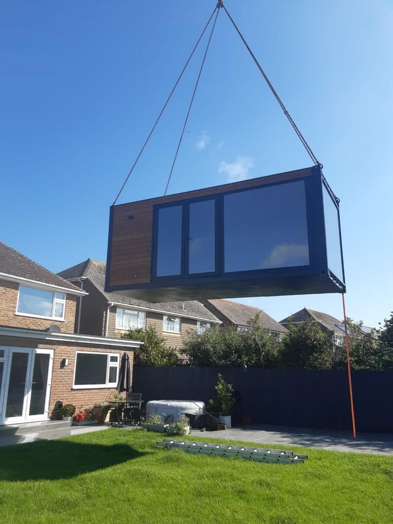 OFICINA DE JARDÍN PREFABRICADA OFICINA DE JARDÍN CON CONTENEDOR V1 / 13.2M2