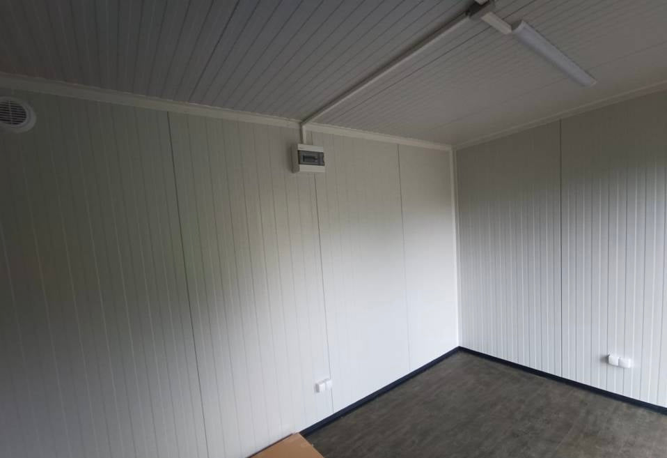 CONTENEDOR DE OFICINA CON BAÑO 6x3M