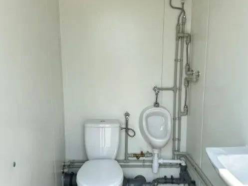 CONTENEDOR SANITARIO CON 3 CABINAS