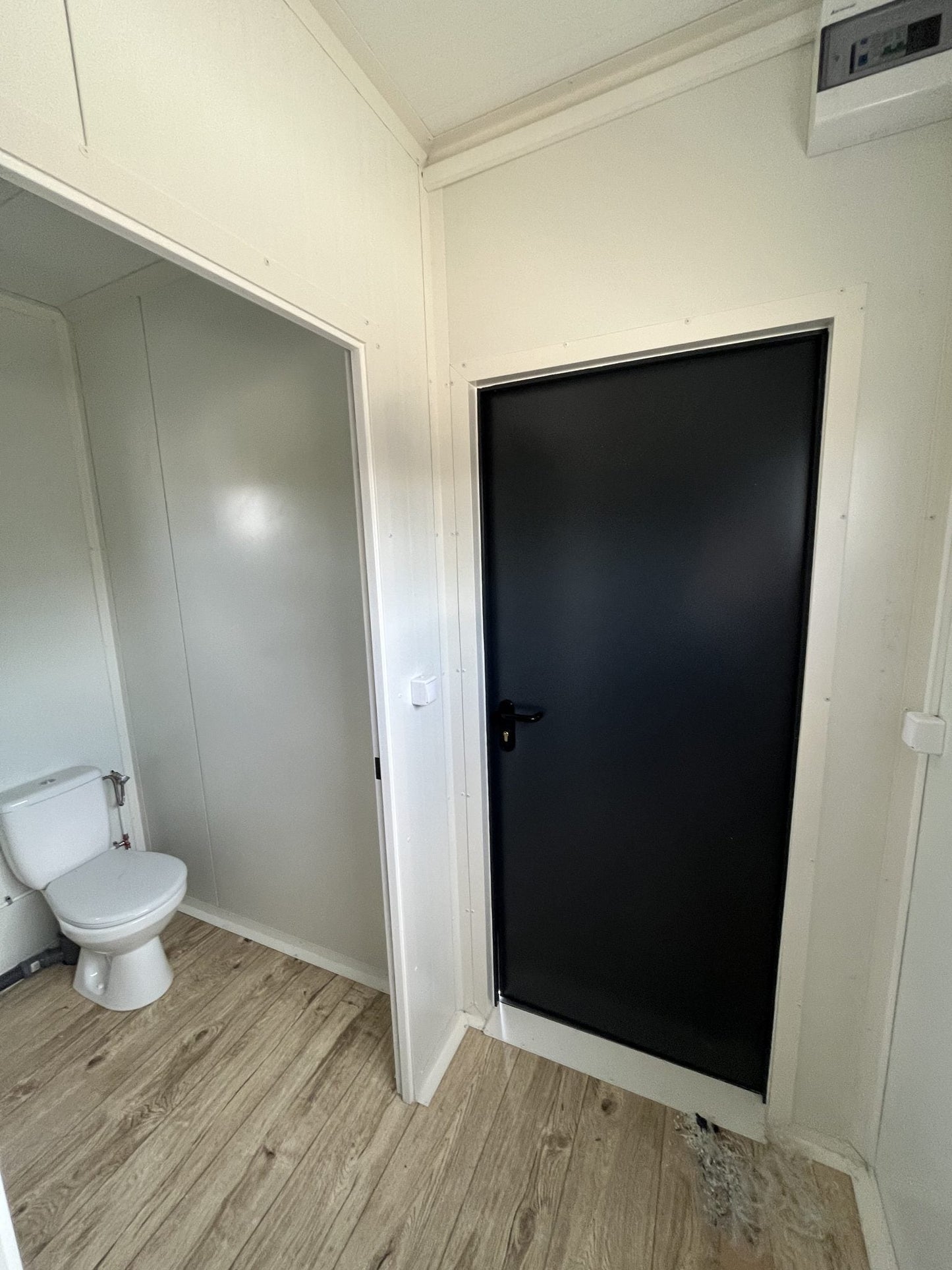 CONTENEDOR SANITARIO-2 URINARIOS-2 INODOROS-2 LAVABOS-DUCHA CON CALDERA (4X3X2,9M)