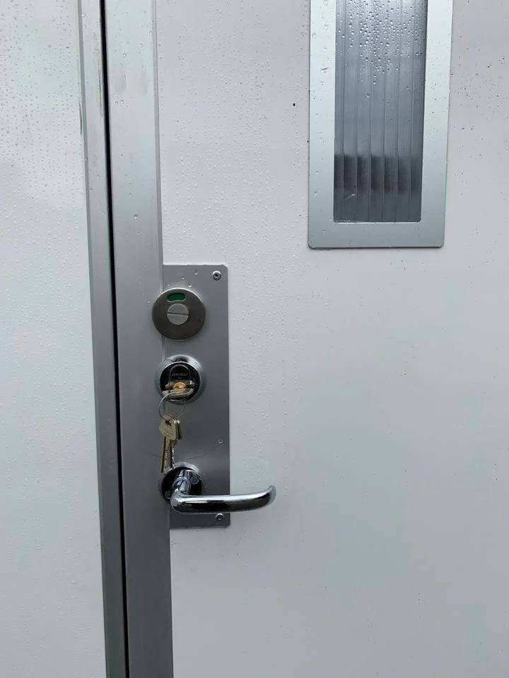 CONTENEDOR WC CON CISTERNA