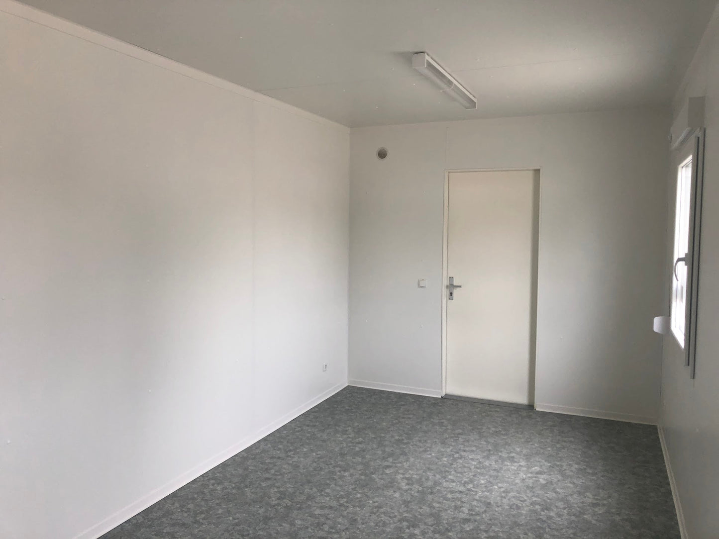 CONTENEDOR DE OFICINA 6 X 3 M CON DOS VENTANAS LATÉRALES