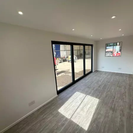 CONTENEDOR DE OFICINA 6,4 X 2,4 M CON PUERTA PLEGABLE