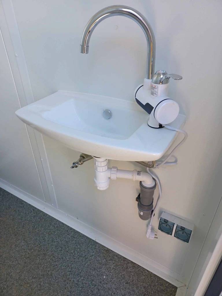 CONTENEDOR SANITARIO DOBLE DE 2 CABINAS