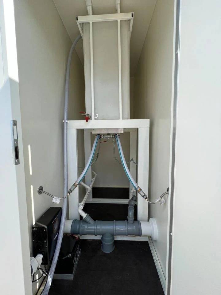 REMOLQUE SANITARIO AUTÓNOMO CON TANQUES