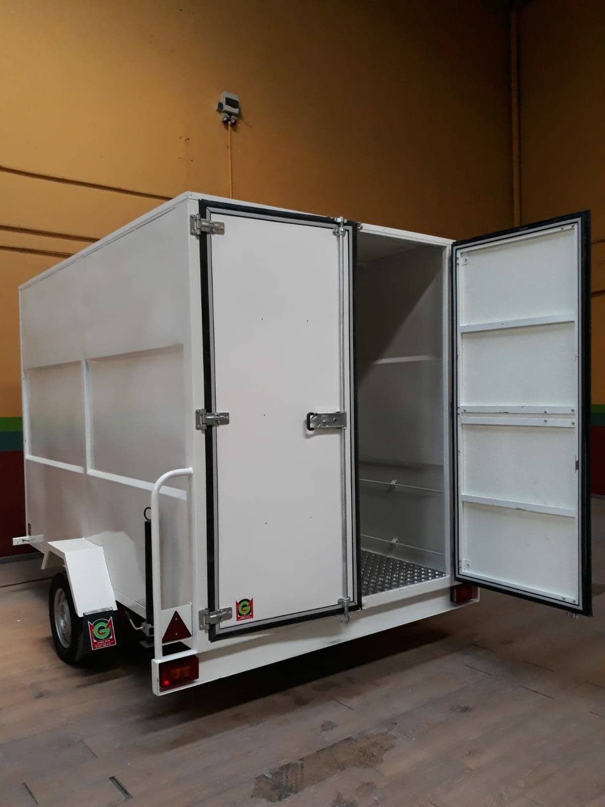 Remolque Cerrado Chapa y Poliéster