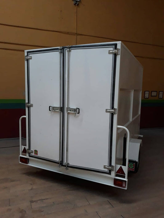 Remolque Cerrado Chapa y Poliéster