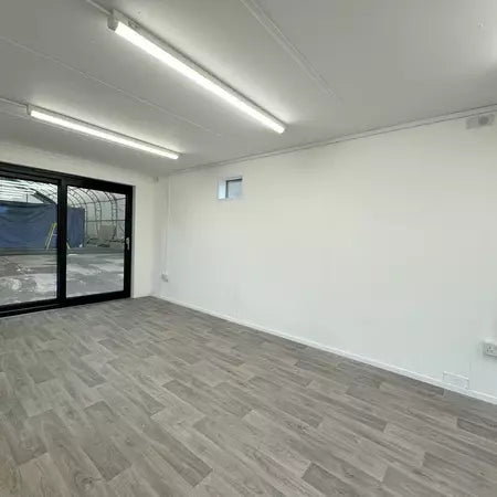 CONTENEDOR DE OFICINA 9,7 X 3 M CON PUERTA CORREDIZA