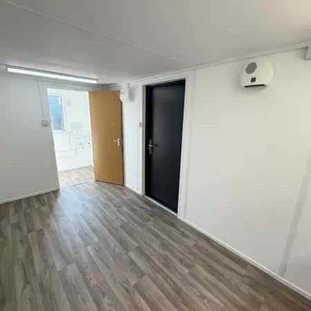 CONTENEDOR DE OFICINA 2,4 x 6,4 M CON BAÑO Y COCINA