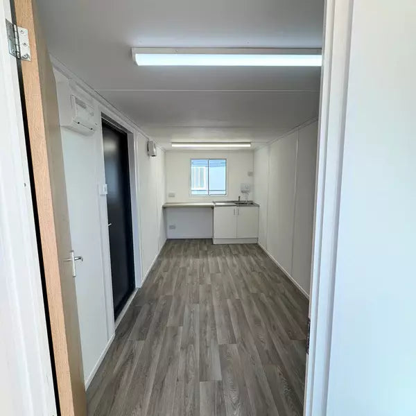 CONTENEDOR DE OFICINA 2,4 x 6,4 M CON BAÑO Y COCINA