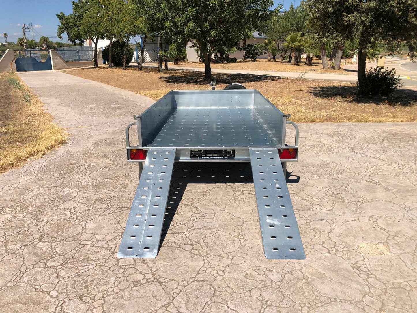 Remolque PLATAFORMA CON LATERALES Y RAMPAS