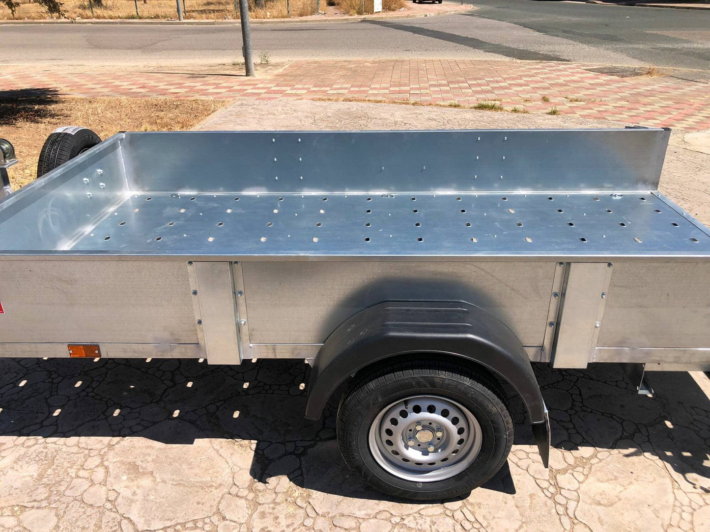 Remolque PLATAFORMA CON LATERALES Y RAMPAS