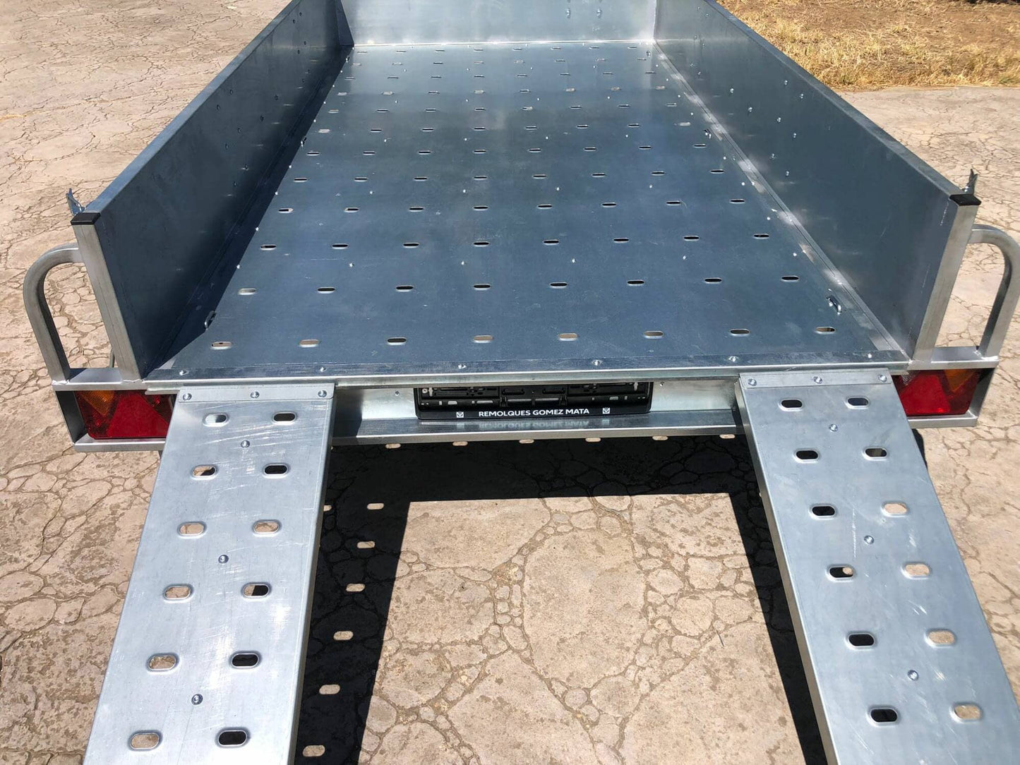 Remolque PLATAFORMA CON LATERALES Y RAMPAS