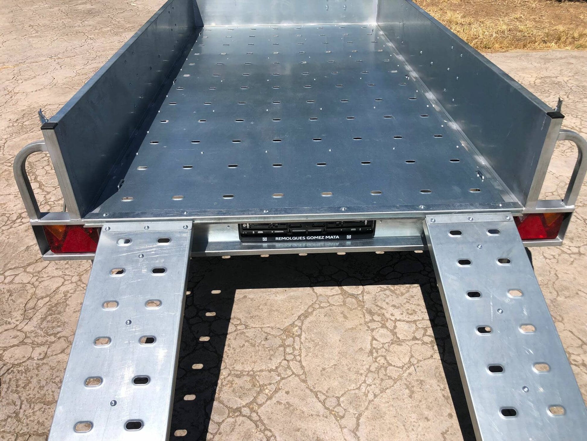 Remolque PLATAFORMA CON LATERALES Y RAMPAS