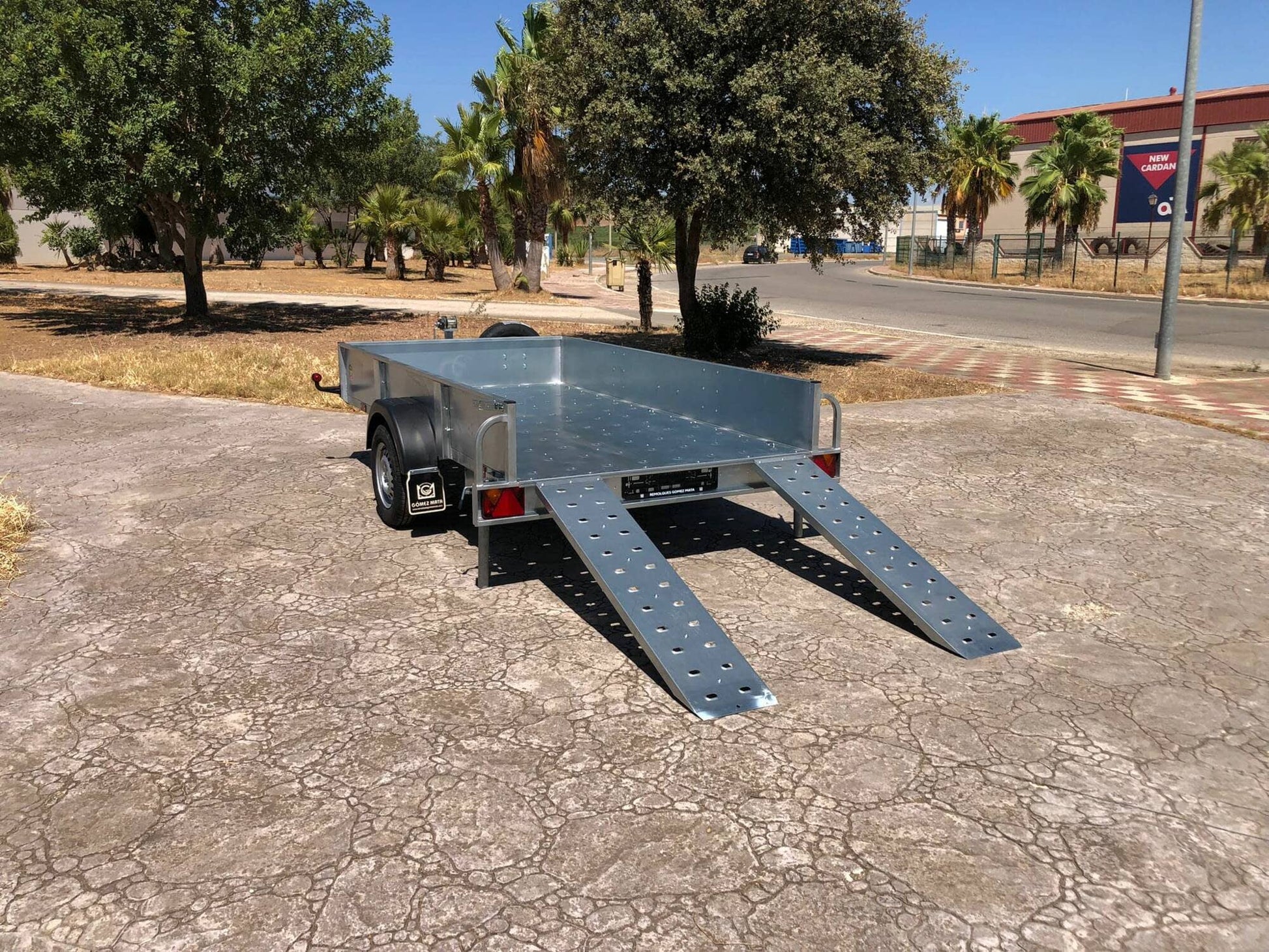 Remolque PLATAFORMA CON LATERALES Y RAMPAS