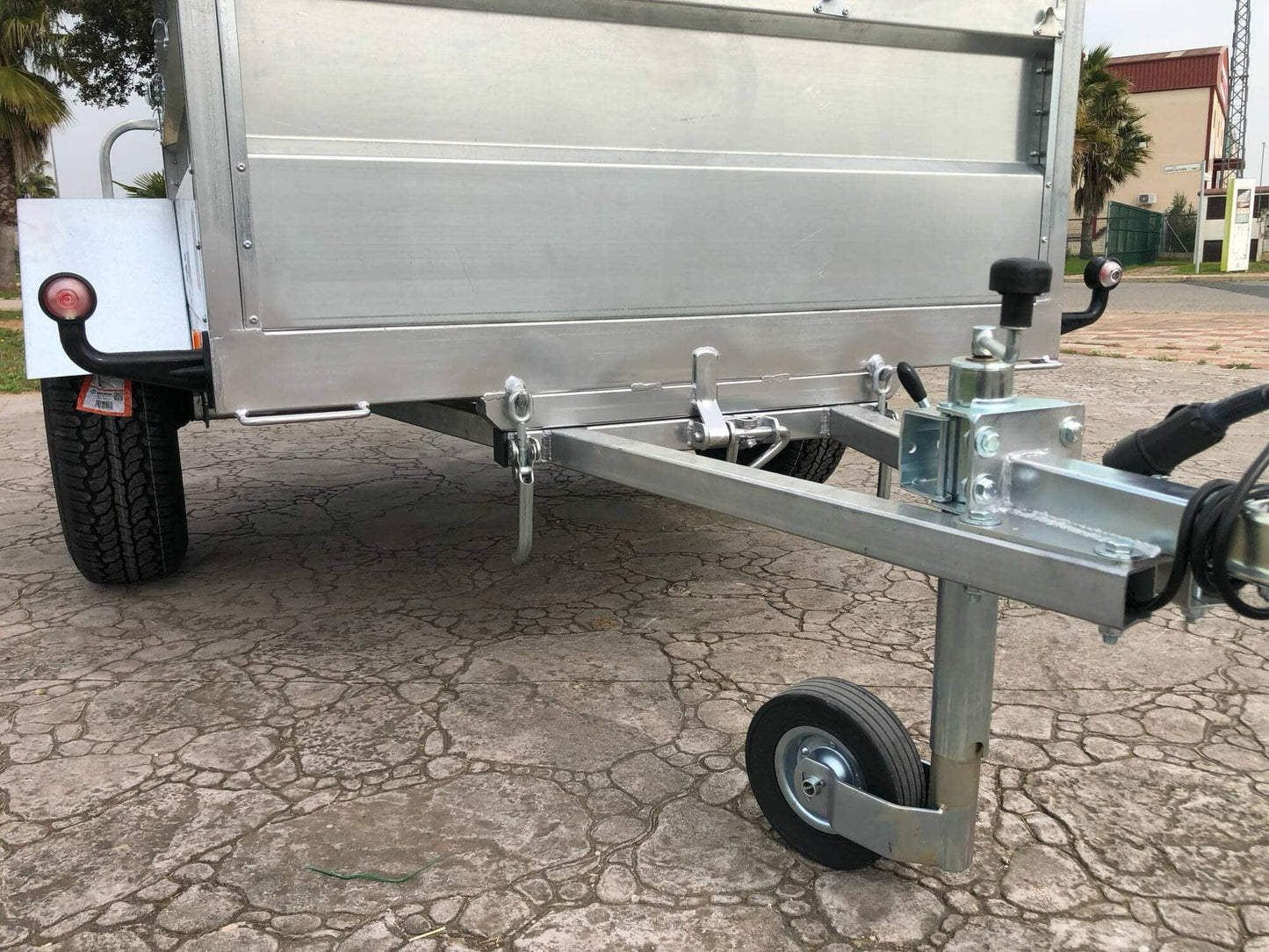 Remolque Basculante por Inercia Todo Terreno con freno