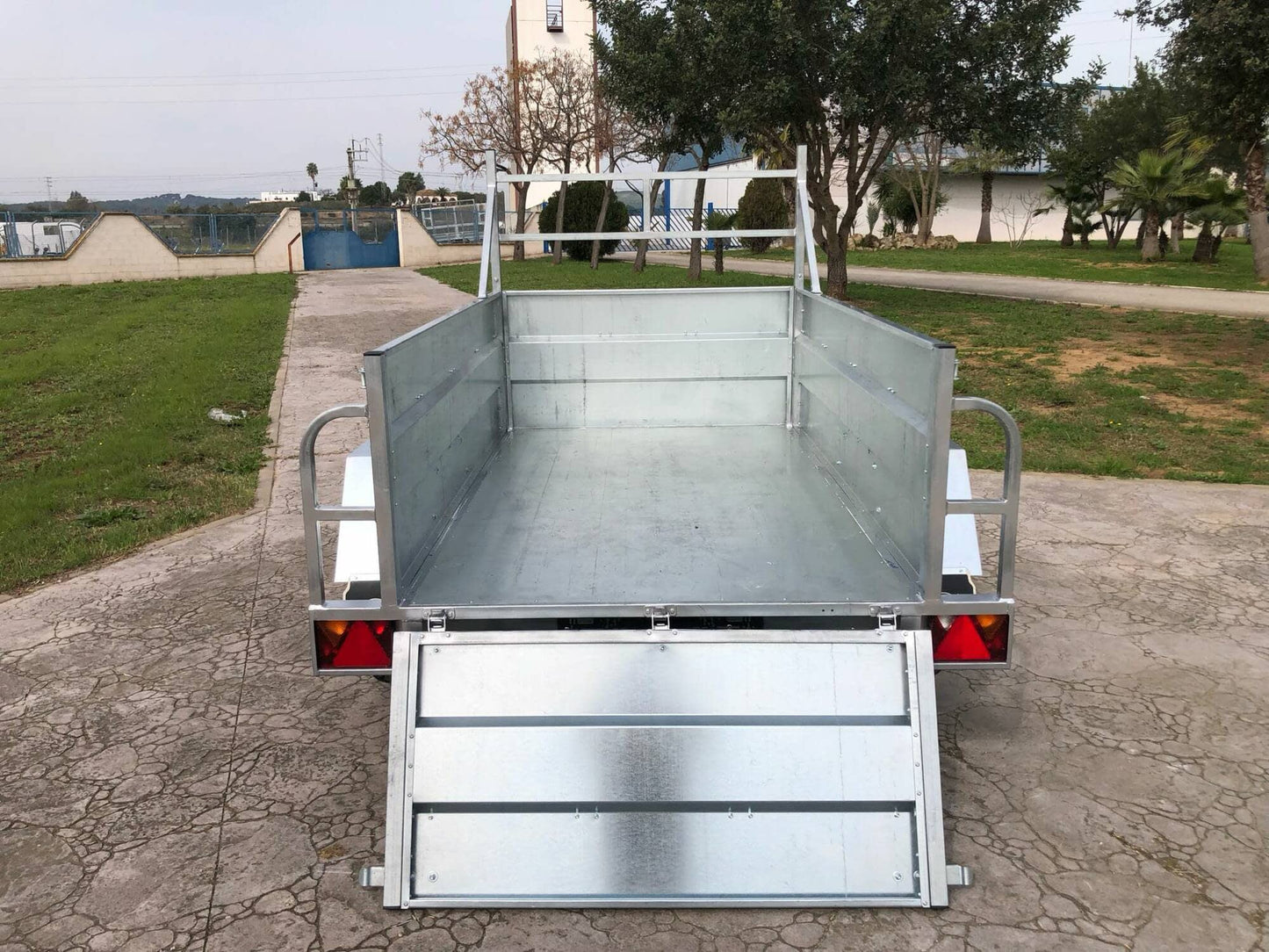 Remolque Basculante por Inercia Todo Terreno con freno