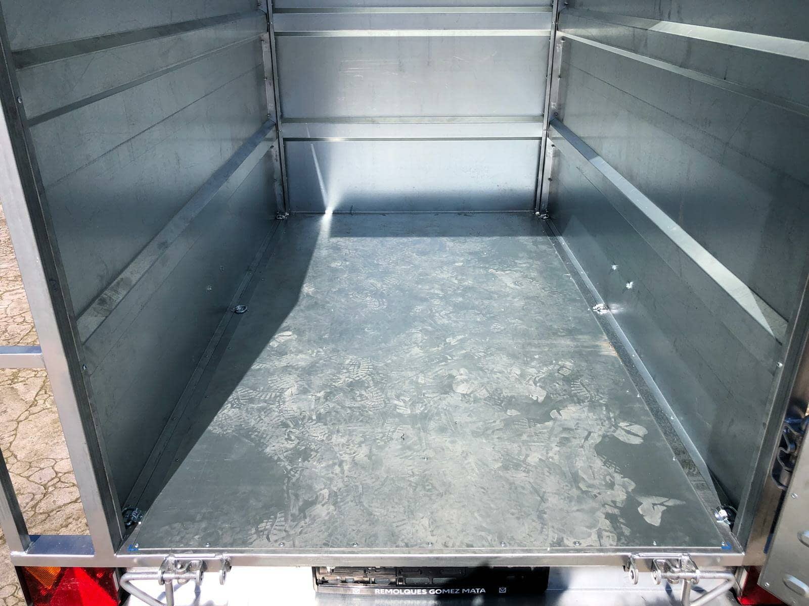 Remolque Caja Cerrada Galvanizado